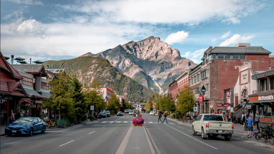 A picture of the city of Banff with mountains in the background